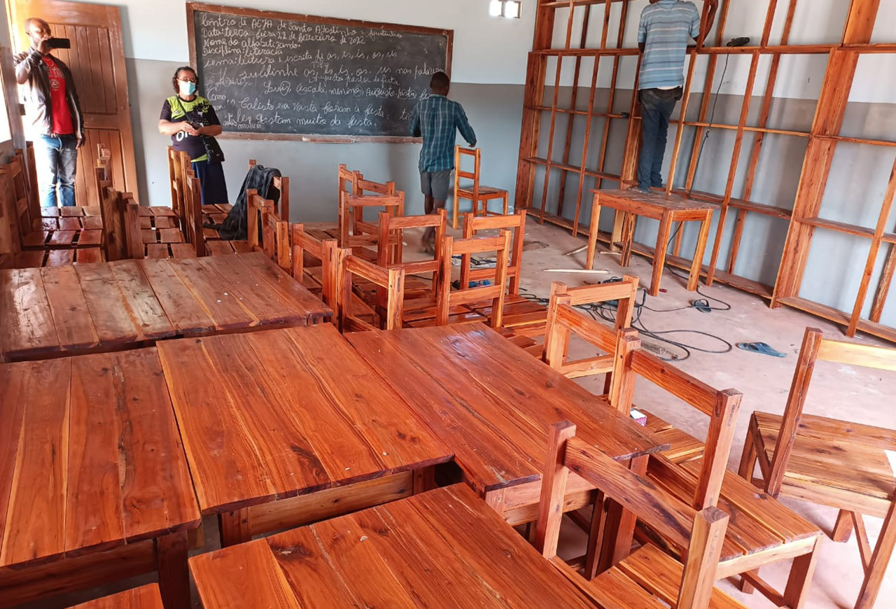 Klassenraum der Schule in Mosambik mit Möbeln
